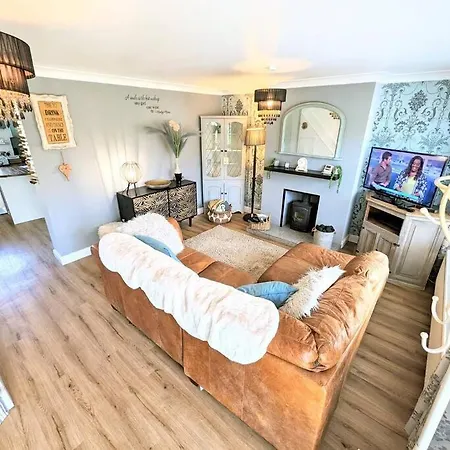 Spacious Lovely 3 Bed House In Keyworth Nottingham Suit Contractors Or Family Exterior photo